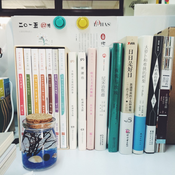 辦公桌小角落，分區收納，錯落有致