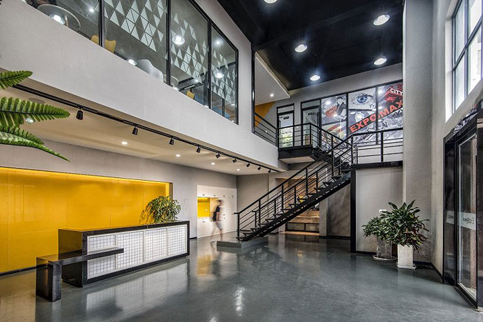 展示器材公司辦公室前臺裝修設(shè)計效果圖