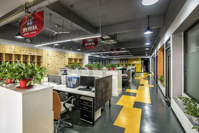 展示器材公司辦公室辦公區(qū)裝修設(shè)計效果圖