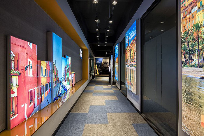 展示器材公司辦公室過道裝修設(shè)計效果圖