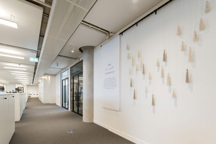 女裝公司辦公室辦公區過道裝修設計效果圖