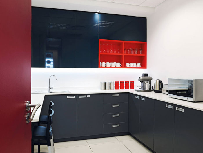 體育用品公司辦公室茶水間裝修設(shè)計效果圖