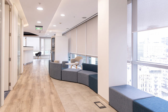 美容公司辦公室過道休息區(qū)裝修設計效果圖